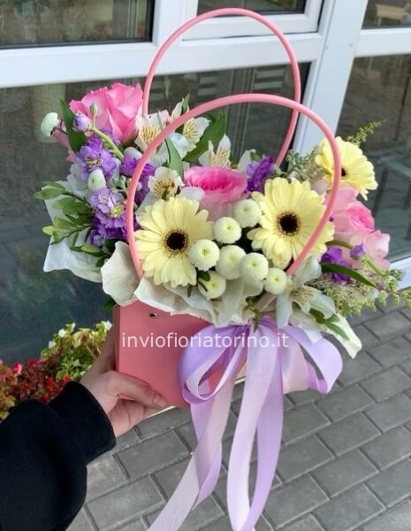Borsetta con fiori primaverili.
