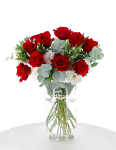 Bouquet di rose rosse e lisianthus.